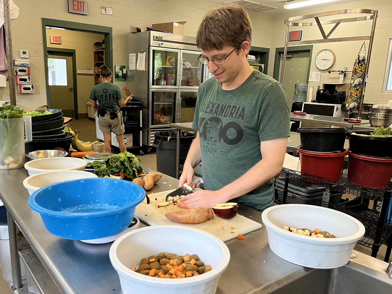 commissary worker preparing diets