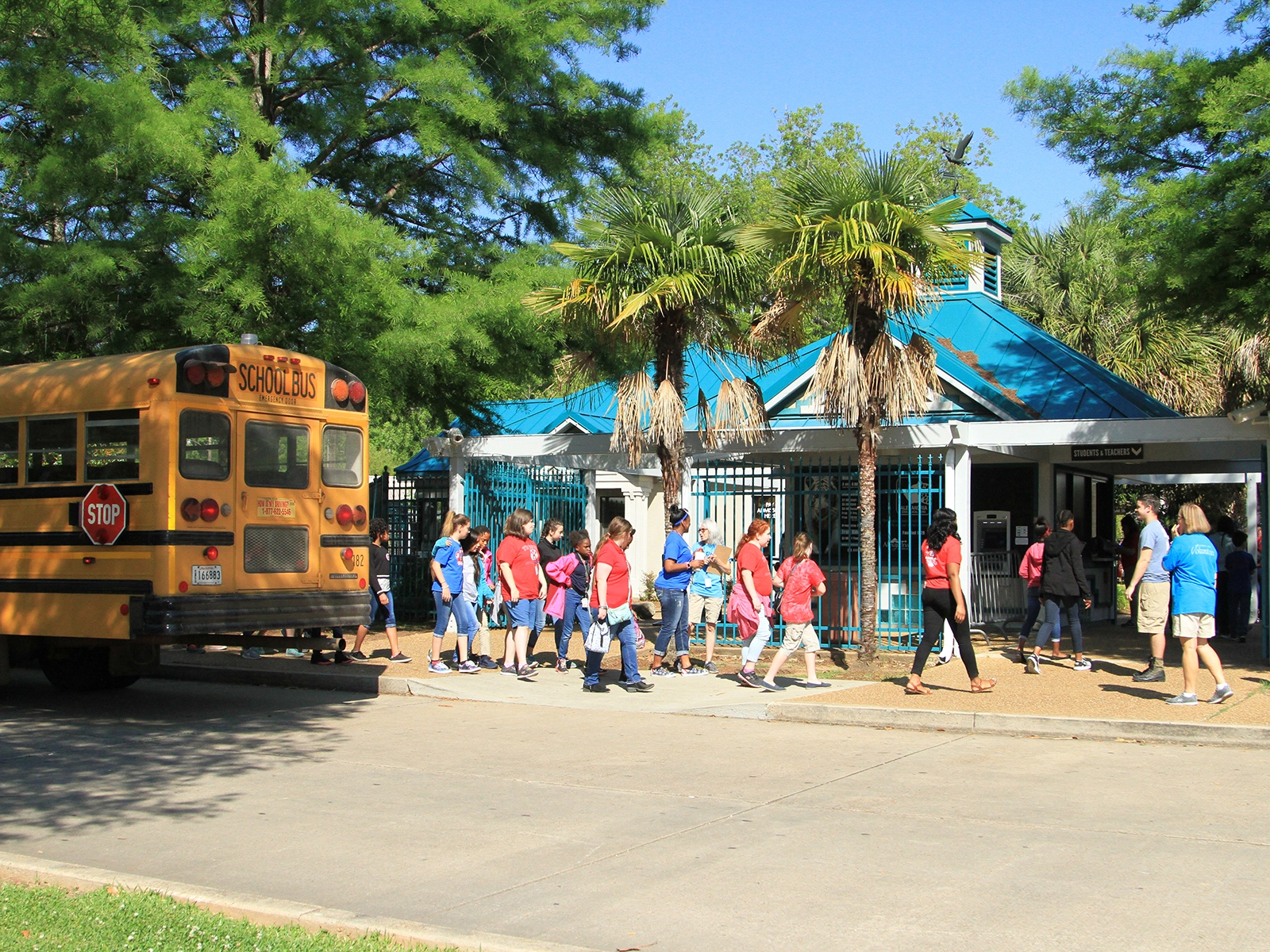 school group entering zoo main entrance