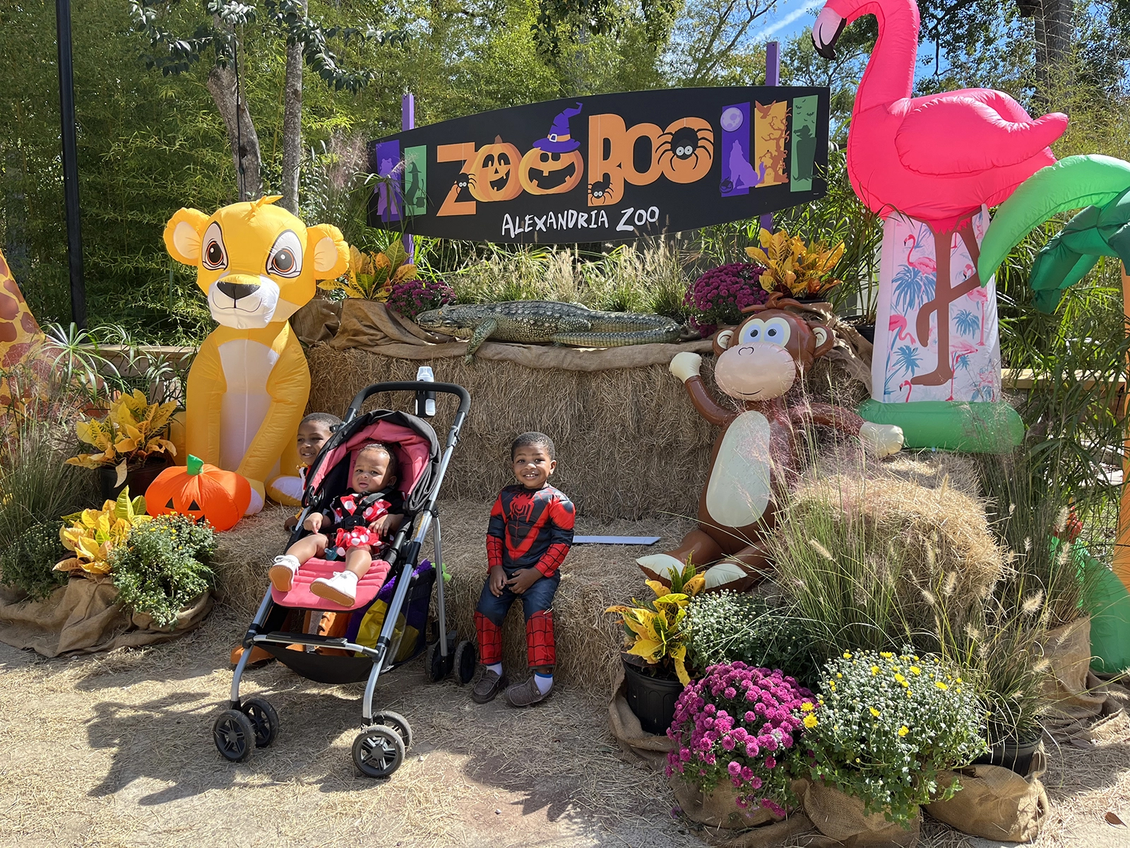 kids posing at Zoo Boo photo op