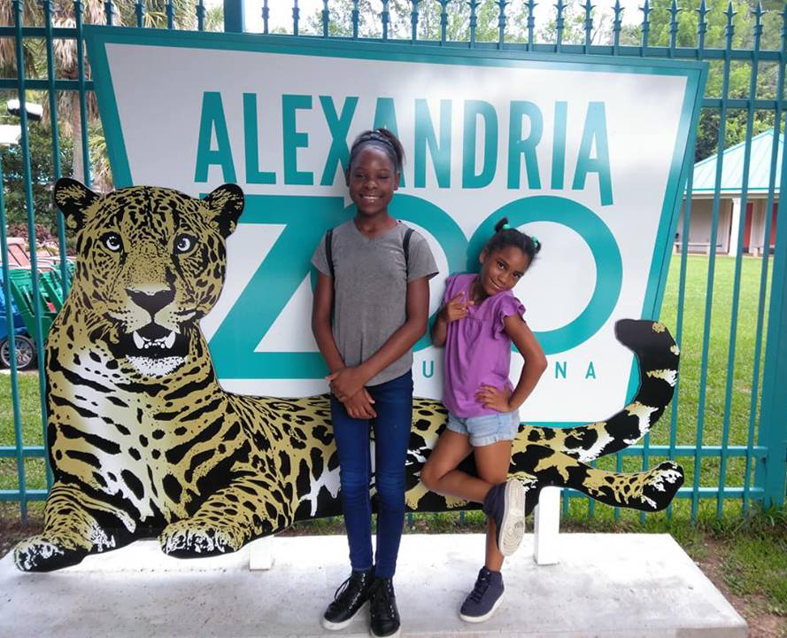 kids at Alexandria Zoo sign